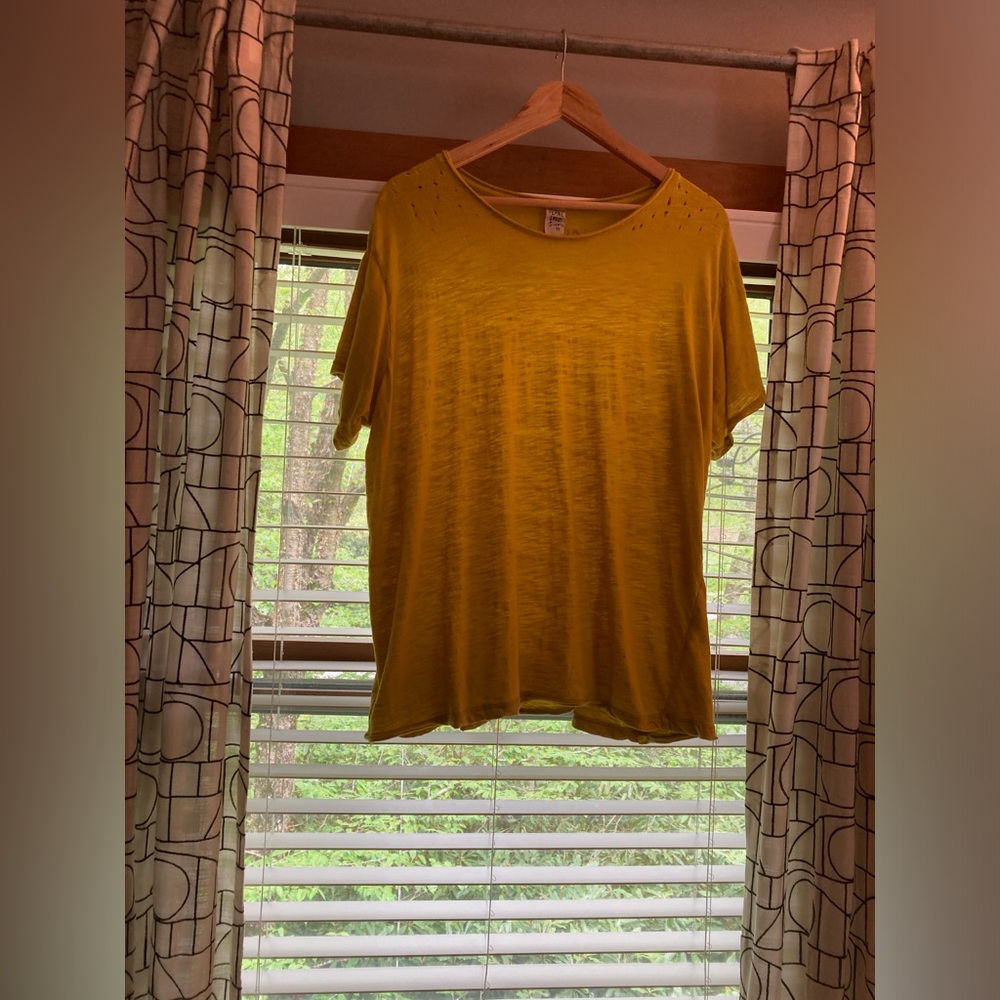 Magnolia Pearl FUN BRIGHT YELLOW tee. One size. Perfect Condition.